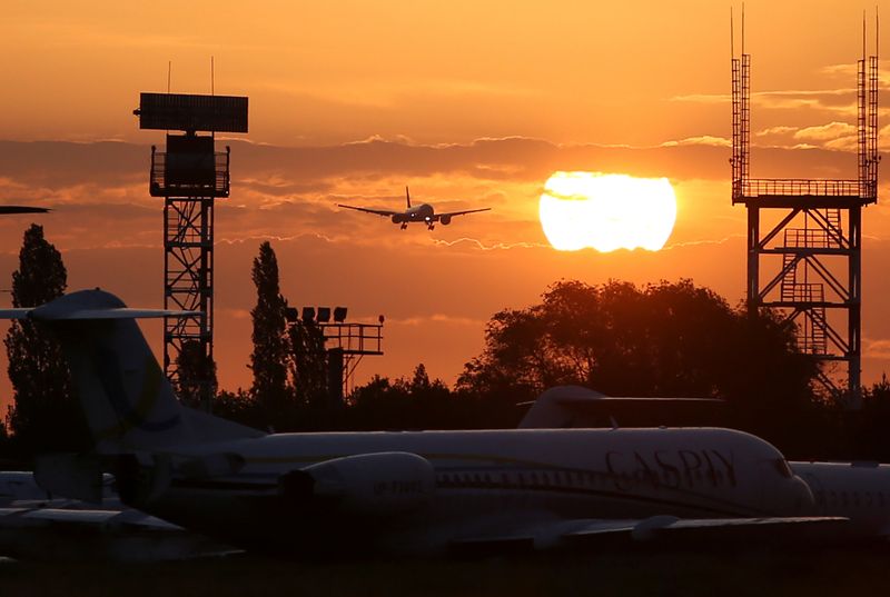 &copy; Reuters. A plane descends before landing at an airport during sunrise in Almaty, Kazakhstan May 14, 2020. REUTERS/Pavel Mikheyev/Files