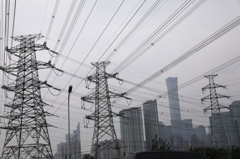 © Reuters. Electricity transmission towers are pictured near Beijing’s Central Business District (CBD), China September 28, 2021. REUTERS/Tingshu Wang