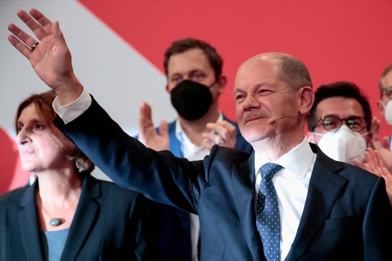 &copy; Reuters. Social Democratic Party (SPD) top candidate for chancellor Olaf Scholz waves after first exit polls for the general elections in Berlin, Germany, September 26, 2021.    REUTERS/Hannibal Hanschke