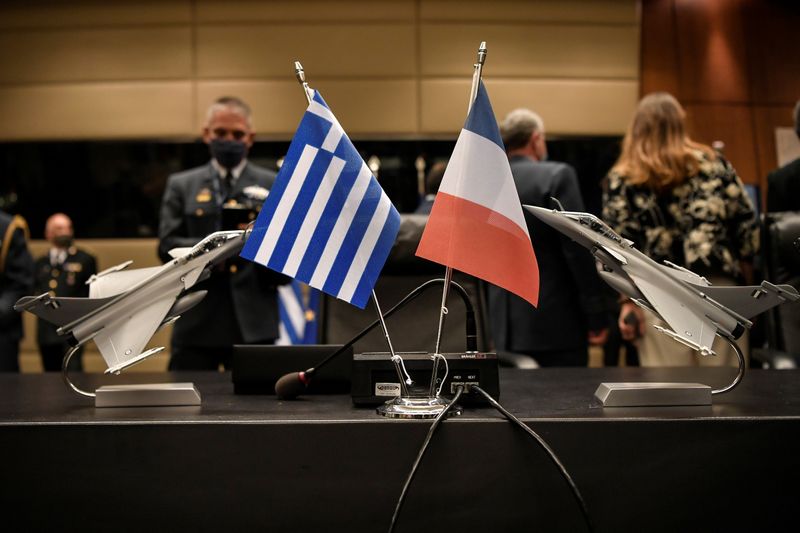 &copy; Reuters. La Grèce va acheter trois nouvelles frégates à la France, avec une option d'achat pour une quatrième, dans le cadre d'un partenariat stratégique entre Paris et Athènes, ont annoncé mardi le président Emmanuel Macron et le Premier ministre grec Kyr