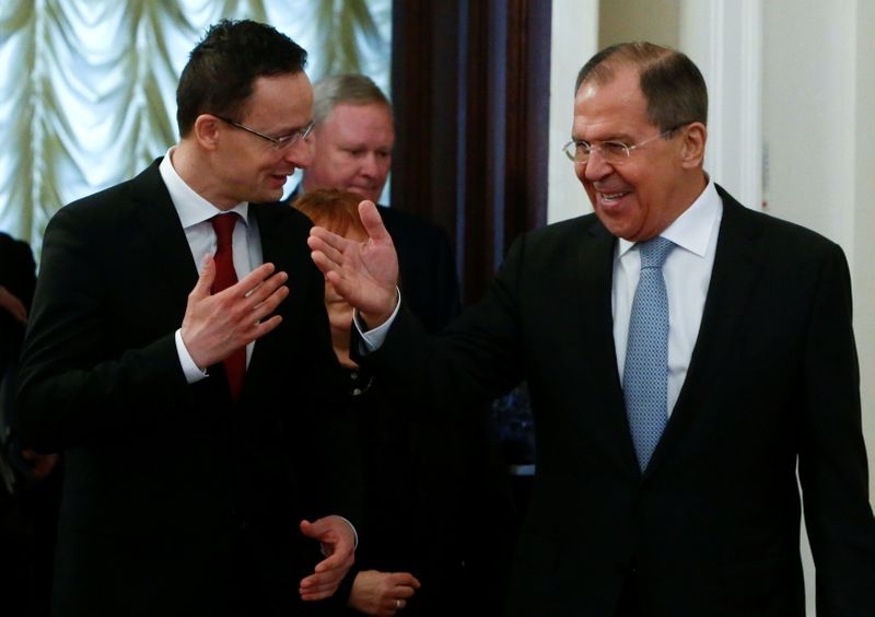 &copy; Reuters. FILE PHOTO: Russian Foreign Minister Sergei Lavrov and his Hungarian counterpart Peter Szijjarto enter a hall during their meeting in Moscow, Russia January 23, 2017. REUTERS/Sergei Karpukhin