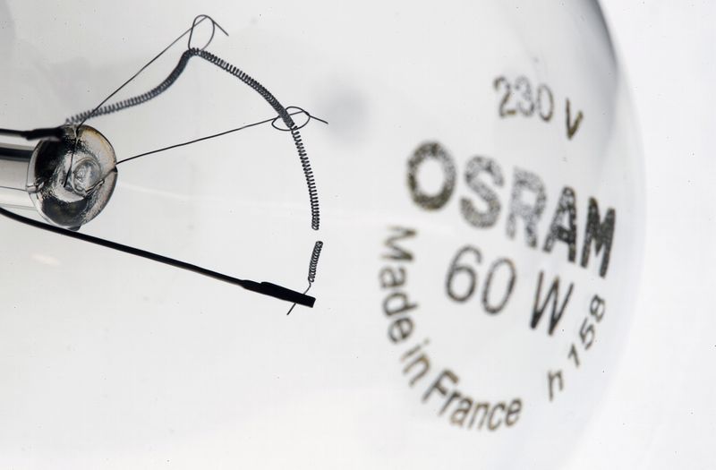 &copy; Reuters. Il filamento rotto di una lampadina del produttore di illuminazione Osram a Zurigo, Svizzera, 13 maggio 2020. REUTERS/Arnd Wiegmann
