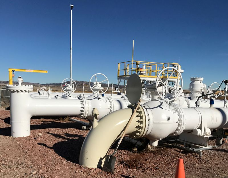 &copy; Reuters. FILE PHOTO: A pumping station owned by Tallgrass Energy is pictured in Guernsey, Wyoming, U.S. on January 17, 2017. Picture taken on January 17, 2017.    REUTERS/David Gaffen/File Photo