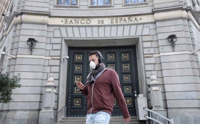 &copy; Reuters. Un uomo passa accanto alla sede della Banca di Spagna a Barcellona, Spagna, 14 marzo 2020 REUTERS/Nacho Doce