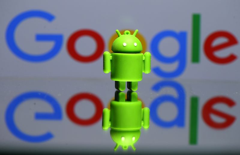 &copy; Reuters. A 3D printed Android mascot Bugdroid is seen in front of a Google logo in this illustration taken July 9, 2017.  REUTERS/Dado Ruvic/Illustration