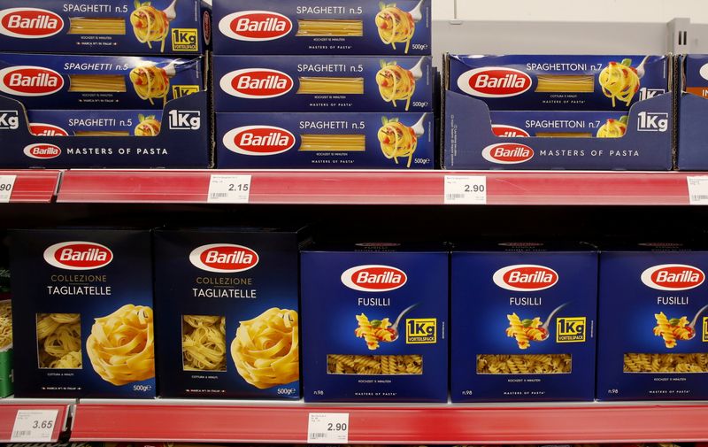 &copy; Reuters. FILE PHOTO: Pasta products of Italian producer Barilla are displayed at a supermarket of Swiss retailer Denner, as the spread of the coronavirus disease (COVID-19) continues, in Glattbrugg, Switzerland June 26, 2020. REUTERS/Arnd Wiegmann