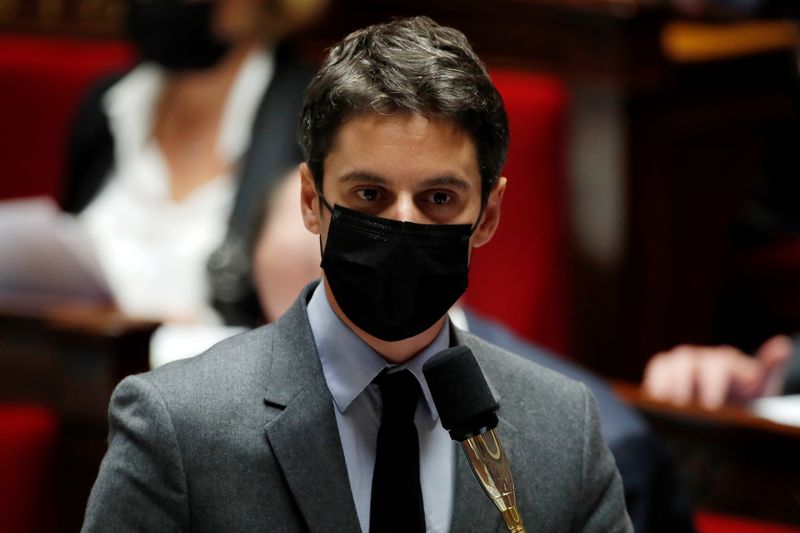 &copy; Reuters. جابرييل أتال المتحدث باسم الحكومة الفرنسية يضع كمامة خلال جلسة استجواب في البرلمان بباريس يوم 16 مارس آذار 2021. تصوير: جونزالو فونتيس - رويترز