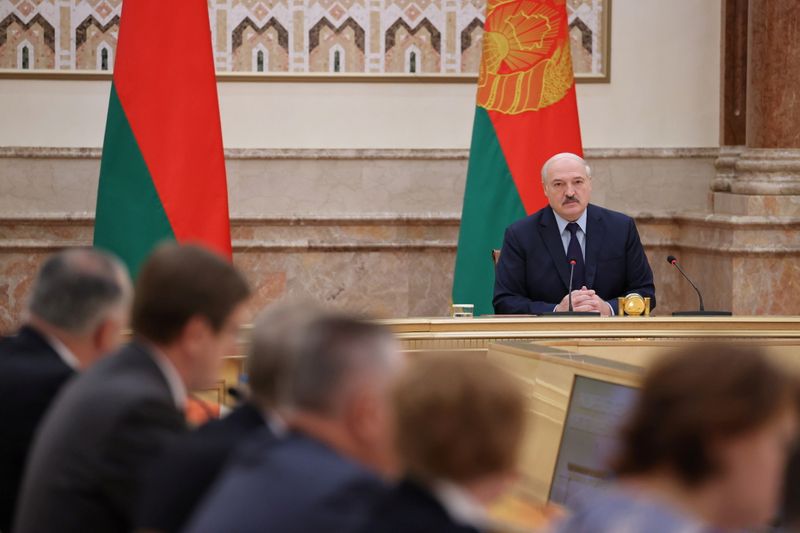 © Reuters. Belarusian President Alexander Lukashenko attends a meeting of the Constitutional Commission in Minsk, Belarus September 28, 2021. Maxim Guchek/BelTA/Handout via REUTERS 