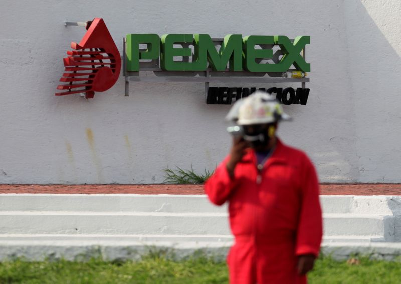 &copy; Reuters. Trabalhador da Pemex
6/08/2020
REUTERS/Daniel Becerril