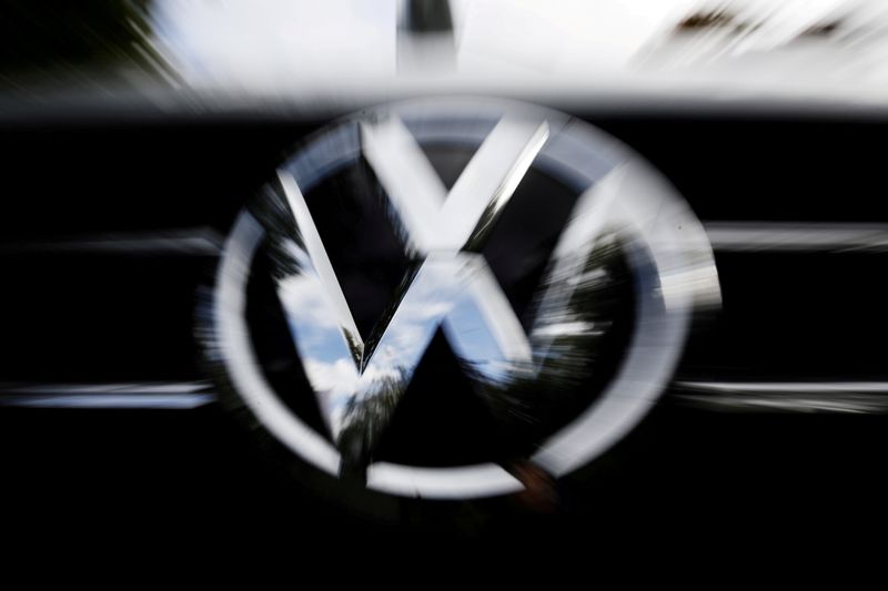 &copy; Reuters. El logotipo de VW en el lugar de la primera audiencia contra VW por el escándalo de las emisiones de diésel, en el Tribunal Regional Superior en Braunschweig