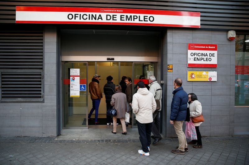 &copy; Reuters. FILE PHOTO: People enter a government-run employment office in Madrid, Spain, December 2, 2014. REUTERS/Andrea Comas/File Photo