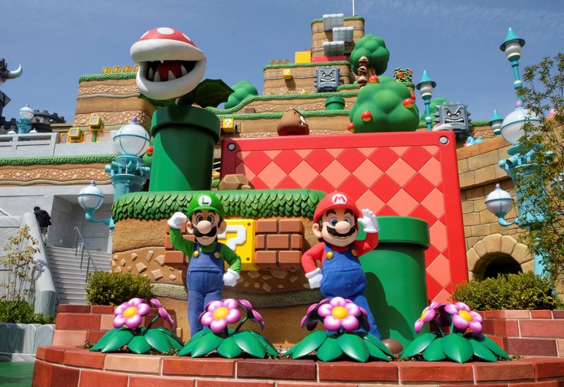 &copy; Reuters. FILE PHOTO: Mario and Luigi characters greet visitors in front of Yoshi's Adventure attraction inside Super Nintendo World, a new attraction area featuring the popular video game character Mario which is set to open to public on March 18, during a press p