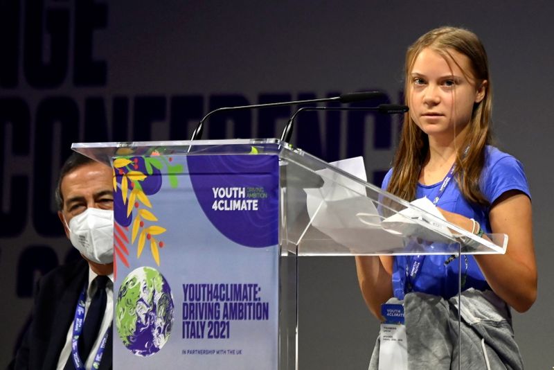 &copy; Reuters. Activista sueca Greta Thunberg mira mientras habla durante la conferencia Youth4Climate pre-COP26 en Milán, Italia, 28 de septiembre del  2021. REUTERS/Flavio Lo Scalzo