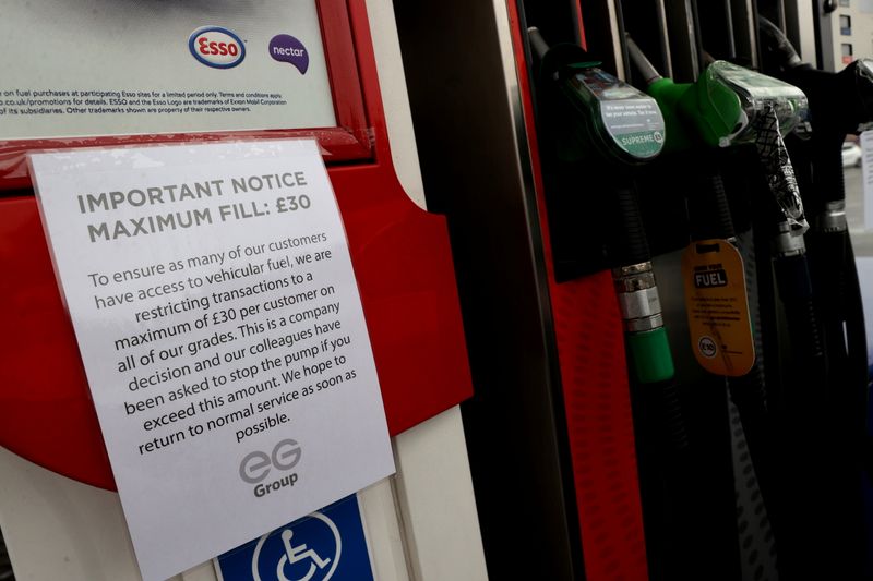 &copy; Reuters. Cartaz informa sobre racionamento de combustíveis em posto em Stoke-on-Trent, no Reino Unido
25/09/2021 REUTERS/Carl Recine