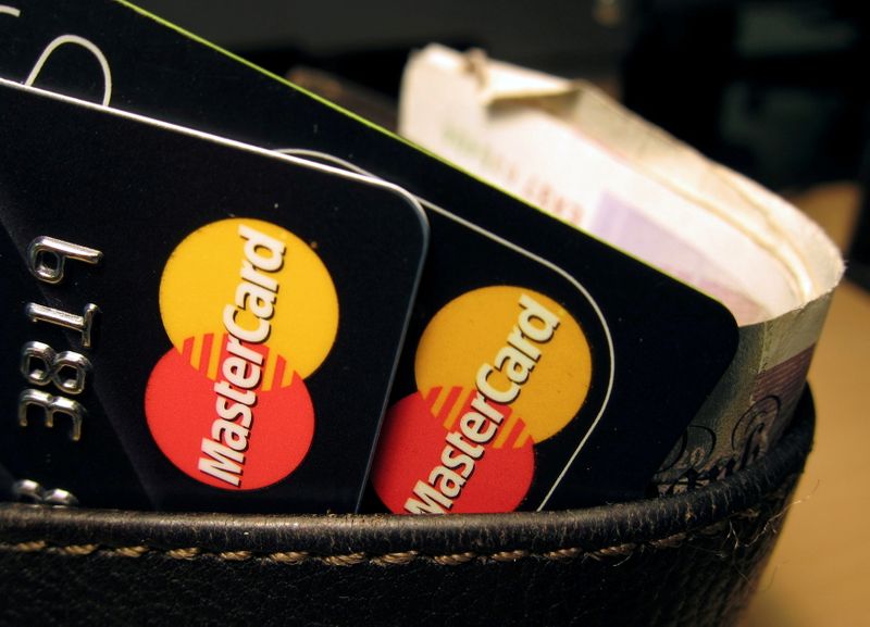 &copy; Reuters. Cartões de crédito com a bandeira MasterCard. 8/12/2010. REUTERS/Jonathan Bainbridge