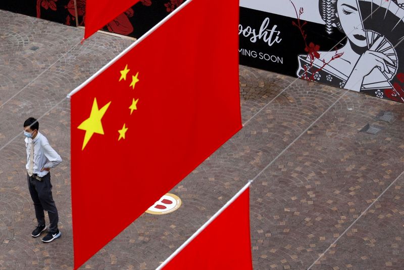 &copy; Reuters. Una bandera china cuelga al exterior de un centro comercial antes del Día Nacional de China en Hong Kong. 28 septiembre 2021. REUTERS/Tyrone Siu 