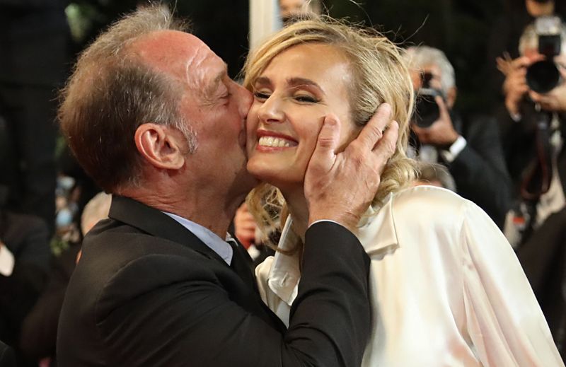 &copy; Reuters. Imagen de archivo referencial del actor Vincent Lindon besando a la directora Julia Ducournau mientras posan antes de la proyección de la película "Titane" en la edición 74 del Festilval de Cine de Cannes en Cannes, Francia. 13 de julio, 2021. REUTERS/