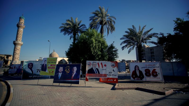 © Reuters. لافتات دعاية للمرشحين في الانتخابات العراقية بأحد شوارع بغداد يوم 27 سبتمبر أيلول 2021. رويترز