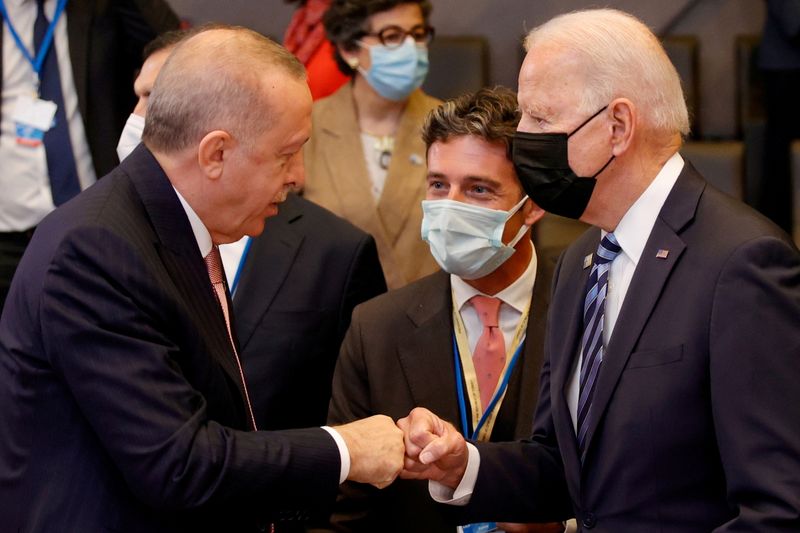 &copy; Reuters. الرئيس التركي رجب طيب أردوغان يصافح الرئيس الأمريكي جو بايدن في بروكسل يوم 14 يونيو حزيران 2021. صورة لرويترز من ممثل لوكالات الأنباء.
