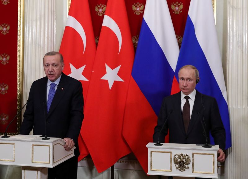 © Reuters. الرئيس الروسي فلاديمير بوتين والرئيس التركي رجب طيب أردوغان في مؤتمر صحفي في موسكو بصورة من أرشيف رويترز.
