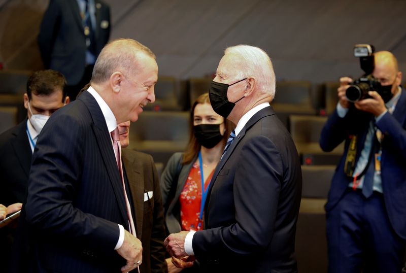 &copy; Reuters. Il presidente turco Racep Tayyip Erdogan parla con il presidente degli Stati Uniti Joe Biden durante un summit Nato a Bruxelles. 14 giugno 2021  Olivier Matthys/Pool via REUTERS