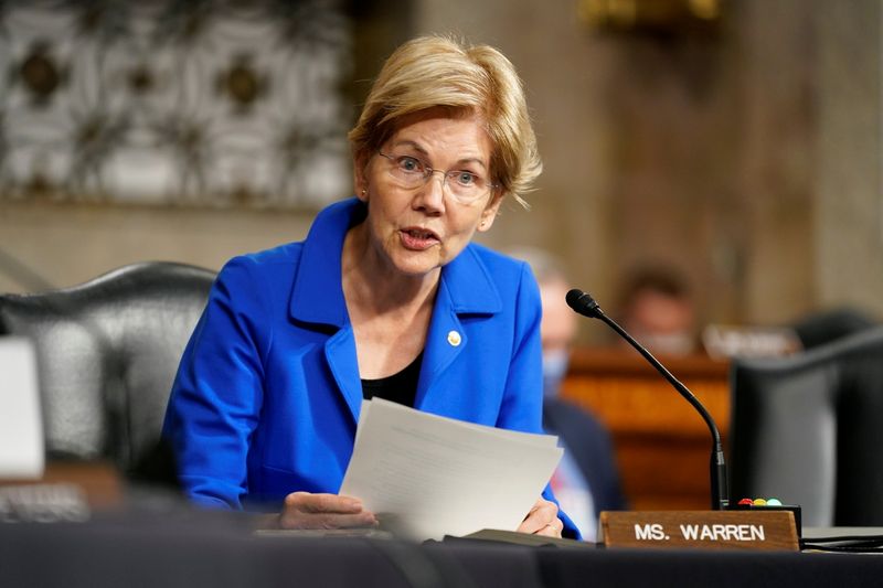 &copy; Reuters. La senatrice democratica Elizabeth Warren parla dal suo banco al Senato degli Stati Uniti. Washington, 28 settembre 2021  Patrick Semansky/Pool via REUTERS
