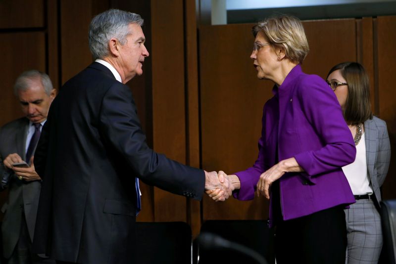 &copy; Reuters. Jerome Powell e Elizabeth Warren trocam aperto de mãos
28/11/2017
REUTERS/Joshua Roberts