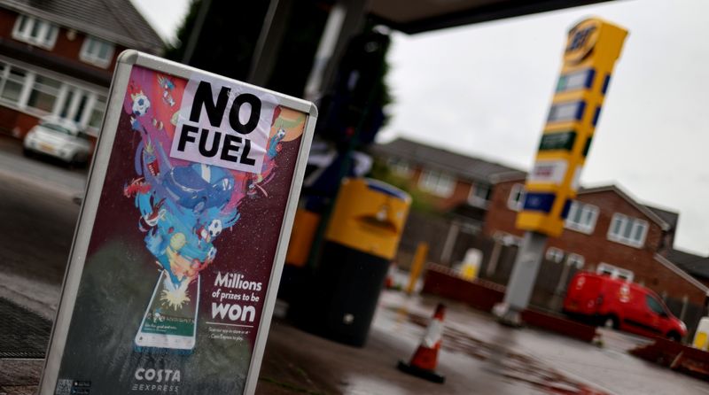 &copy; Reuters. Imagen de un letrero que muestra a los clientes que se agotó el combustible en una estación de gasolina en Stoke-on-Trent, Staffordshire, Reino Unido. 28 de septiembre, 2021. REUTERS/Carl Recine