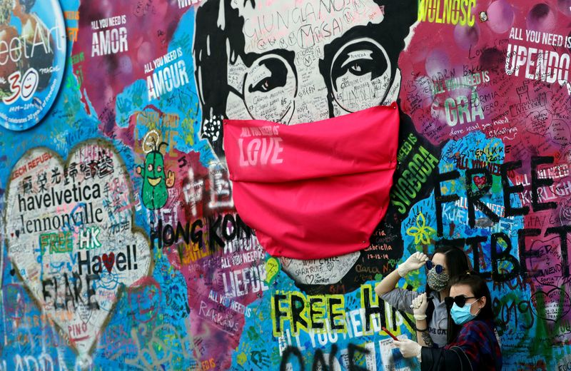 &copy; Reuters. Foto de archivo de un graffitti de John Lennon en Praga. 
Abril 6, 2020.  REUTERS/David W Cerny