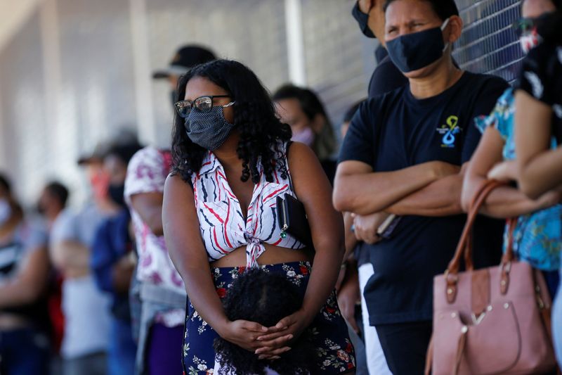 &copy; Reuters. Pessoas aguardam em fila para sacar pagamento do Auxílio Emergencial em agência da Caixa em Ceilândia, DF
07/07/2020
REUTERS/Adriano Machado