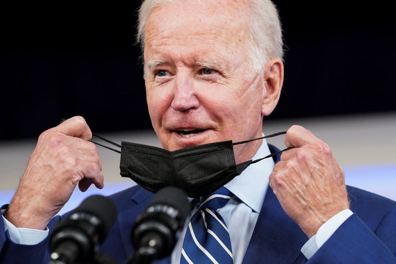 &copy; Reuters. FILE PHOTO: U.S. President Joe Biden removes his face mask prior to receiving his coronavirus disease (COVID-19) booster vaccination in the Eisenhower Executive Office Building's South Court Auditorium at the White House in Washington, U.S., September 27,