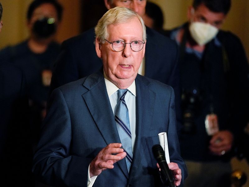 © Reuters. U.S. Senate Republican Leader Mitch McConnell (R-KY) speaks to reporters following the Senate Republicans weekly policy lunch at the U.S. Capitol in Washington, U.S., September 28, 2021. REUTERS/Elizabeth Frantz
