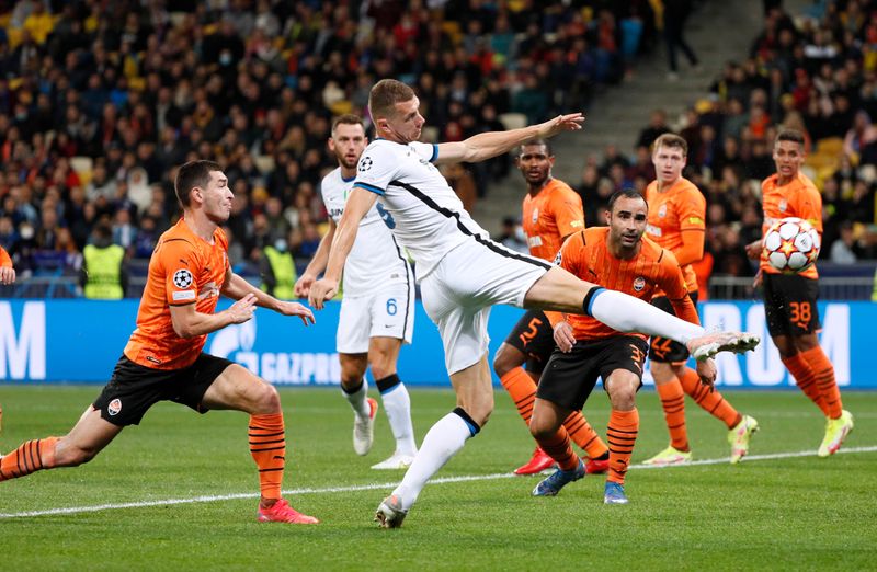 &copy; Reuters. إيدن جيكو لاعب وإنتر ميلان الإيطالي يسدد الكرة خلال مباراة أمام شاختار دونيتسك يوم الثلاثاء في دوري أبطال أوروبا لكرة القدم. رويترز