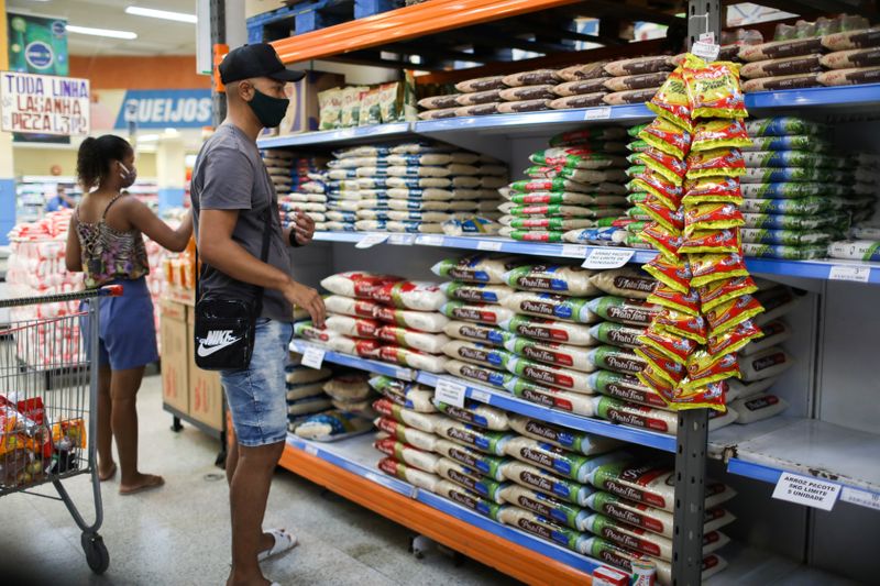 &copy; Reuters. Consumidores compram arroz em supermercado no Rio de Janeiro (RJ) 
10/09/2020
REUTERS/Pilar Olivares