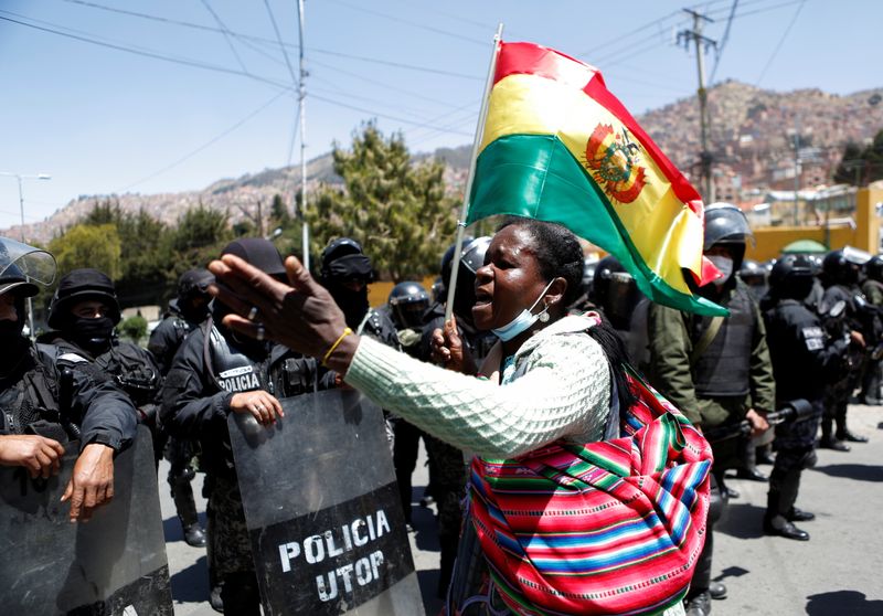 &copy; Reuters. Una cocalera de la región de los Yungas gesticula frente a la policía durante una protesta por el control del principal mercado de la hoja, en La Paz, Bolivia. 28 de septiembre de 2021. REUTERS/Manuel Claure 