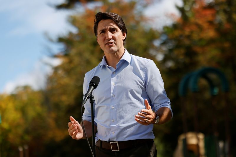 © Reuters. Canada's Prime Minister Justin Trudeau speaks to media after visiting a vaccination clinic in Ottawa, Ontario, Canada September 28, 2021. REUTERS/Blair Gable