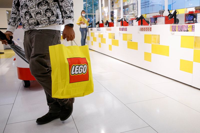 © Reuters. A customer carries a bag while shopping in the 5th Avenue Lego store in New York City, U.S., September 28, 2021.  REUTERS/Brendan McDermid