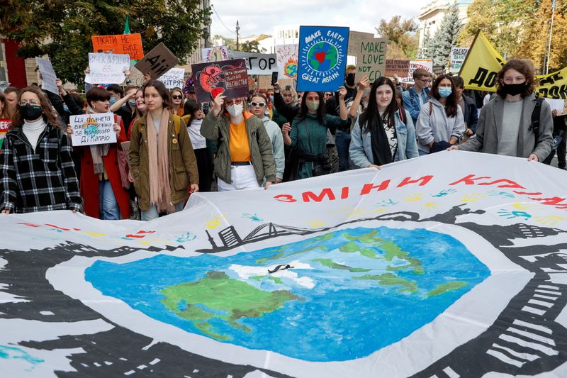 &copy; Reuters. FILE PHOTO: Environmental activists take part in a rally demanding actions to avert climate change in central Kyiv, Ukraine September 26, 2021. REUTERS/Valentyn Ogirenko 