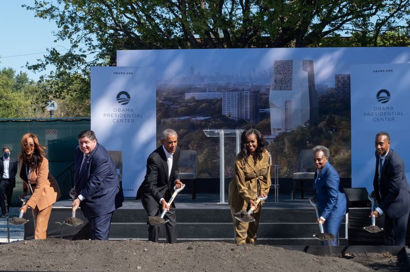 &copy; Reuters. 　９月２８日、オバマ元米大統領（６０）は、シカゴに建設される記念館「オバマ・プレジデンシャル・センター」（総工費７億ドル）の起工式に出席した。写真はミシェル夫人とともに鍬