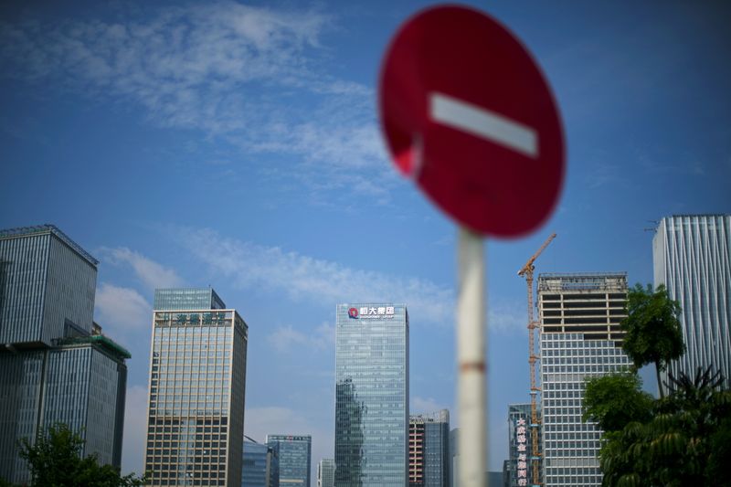 © Reuters. FILE PHOTO: A No Entry traffic sign stands near the headquarters of China Evergrande Group in Shenzhen, Guangdong province, China September 26, 2021. REUTERS/Aly Song