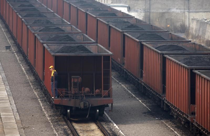 &copy; Reuters. 　９月２９日、中国国家発展改革委員会（発改委）は、発電所向けの石炭供給を安定させるため、北東部など主要地域で石炭輸送を強化する必要があるとの通達を鉄道会社や地方政府に出し