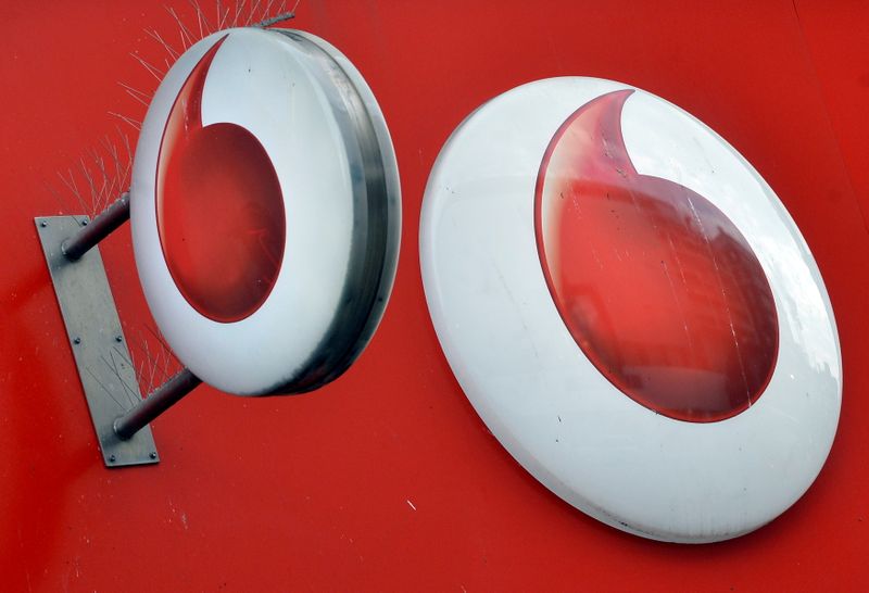 &copy; Reuters. FOTO DE ARCHIVO: Logotipos de Vodafone en el exterior de una de sus tiendas en Londres, Reino Unido, el 12 de noviembre de 2013. REUTERS/Toby Melville