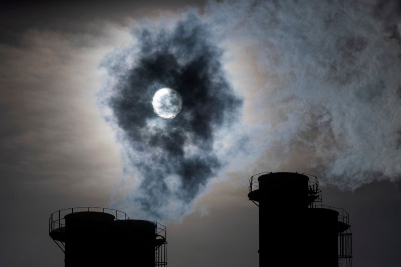 © Reuters. Sun shines through steam rising from chimneys of a power plant in Moscow, Russia November 13, 2019. REUTERS/Maxim Shemetov     TPX IMAGES OF THE DAY