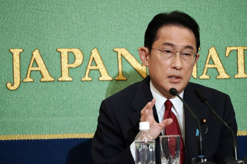 © Reuters. Japan's former Minister for Foreign Affairs Fumio Kishida, one of the candidates for the presidential election of the ruling Liberal Democratic Party (LPD), speaks during a debate session held by Japan National Press club, in Tokyo, Japan, September 18, 2021. Eugene Hoshiko/Pool via Reuters