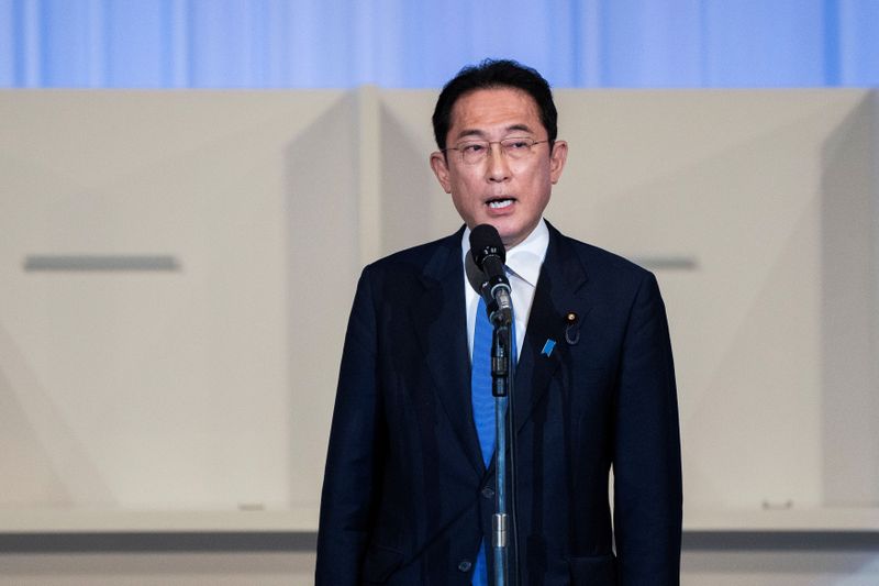 © Reuters. L'ancien ministre des Affaires étrangères Fumio Kishida (photo) a remporté mercredi la direction du Parti libéral-démocrate (PLD) au pouvoir au Japon, une victoire qui lui assure pratiquement la succession dans quelques jours de Yoshihide Suga au poste de Premier ministre. /Photo prise le 29 septembre 2021/REUTERS/Carl Court