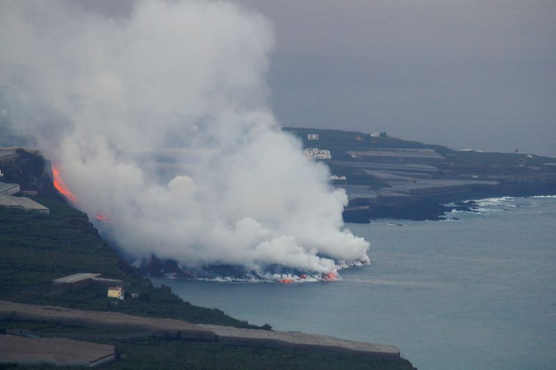 &copy; Reuters. Columnas de humo tras la llegada de la lava al mar en Tijarafe, en la isla de La Palma, Islas Canarias, España, el 29 de septiembre de 2021. REUTERS/Borja Suárez