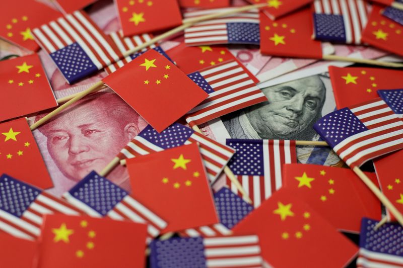 &copy; Reuters. FILE PHOTO: A U.S. dollar banknote featuring American founding father Benjamin Franklin and a China's yuan banknote featuring late Chinese chairman Mao Zedong are seen among U.S. and Chinese flags in this illustration picture taken May 20, 2019. REUTERS/J