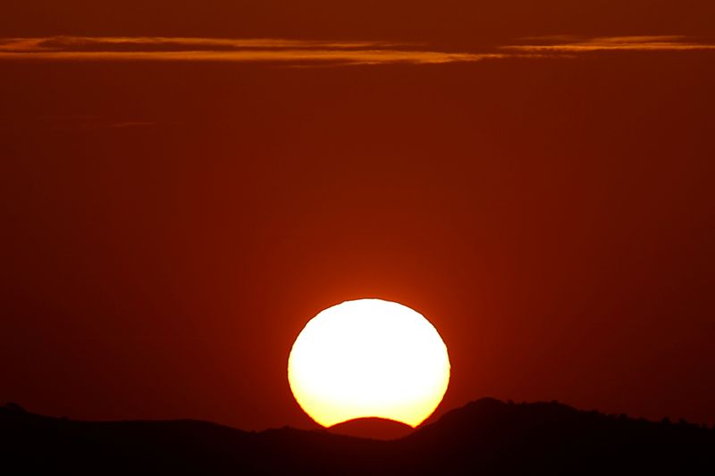 &copy; Reuters. FOTO DE ARCHIVO: Un eclipse parcial de sol desde el puerto de montaña "Puerto del Viento" en Ronda, sur de España, 21 de agosto de 2017. REUTERS/Jon Nazca
Un eclipse parcial de sol desde el puerto de montaña "Puerto del Viento" en Ronda, sur de España