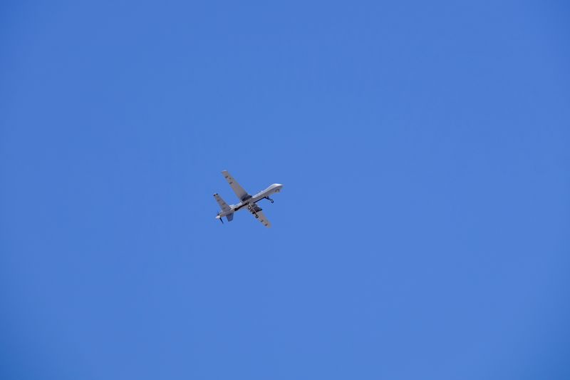 &copy; Reuters. Un drone MQ-9 Reaper de l'armée de l'air américaine survole la base aérienne de Creech au Nevada lors d'une mission d'entraînement. Les taliban ont averti mercredi les Etats-Unis qu'il y aurait des conséquences s'ils continuaient à faire voler des d