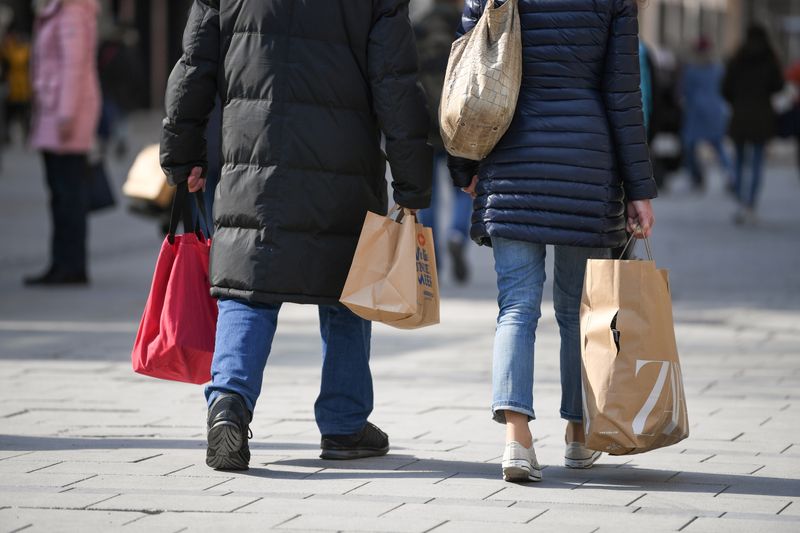 &copy; Reuters. Consumidores carregam sacolas com compras em rua de Munique, Alemanha
08/03/2021
REUTERS/Andreas Gebert